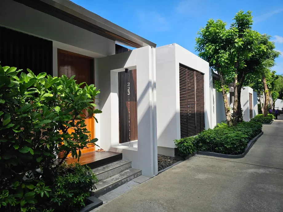 Bejáratok privát villákhoz medencével