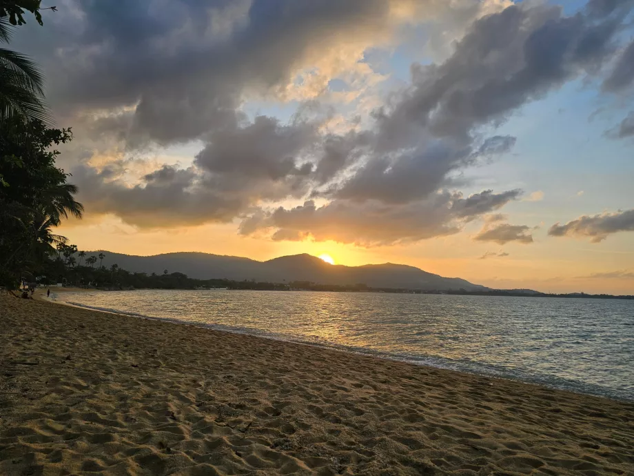 Naplemente a sziget felett - kilátás a szálloda strandjáról