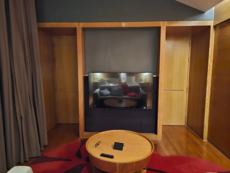 Szoba zárt ajtóval, amely az előszobát és a fürdőszobát elválasztja egymástól