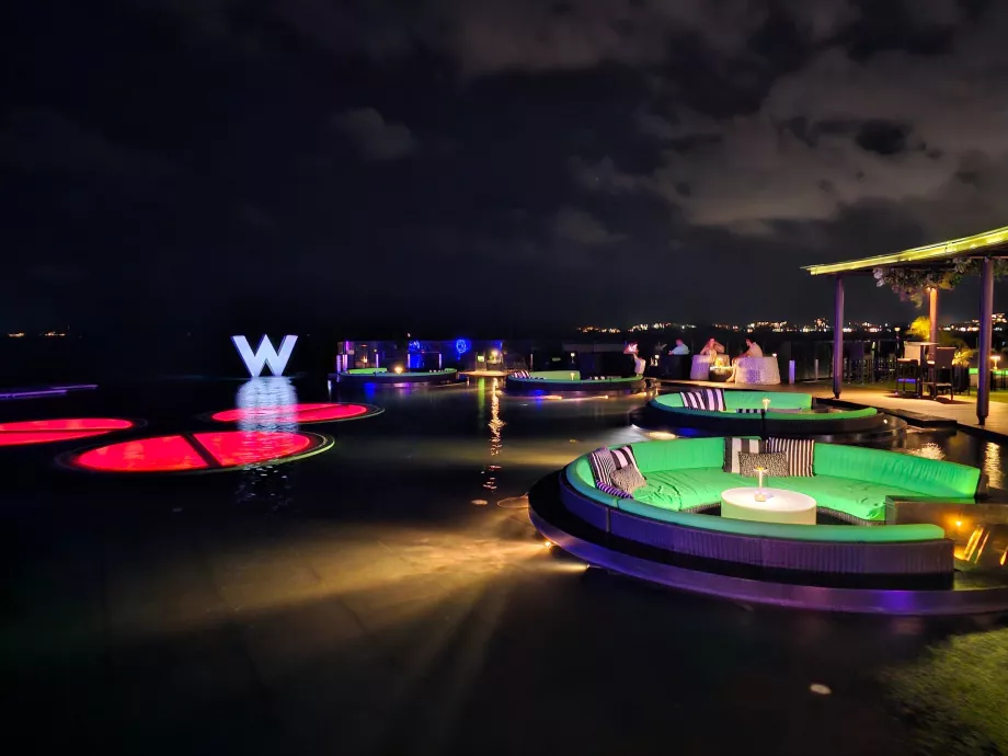 WooBar sötétedés után