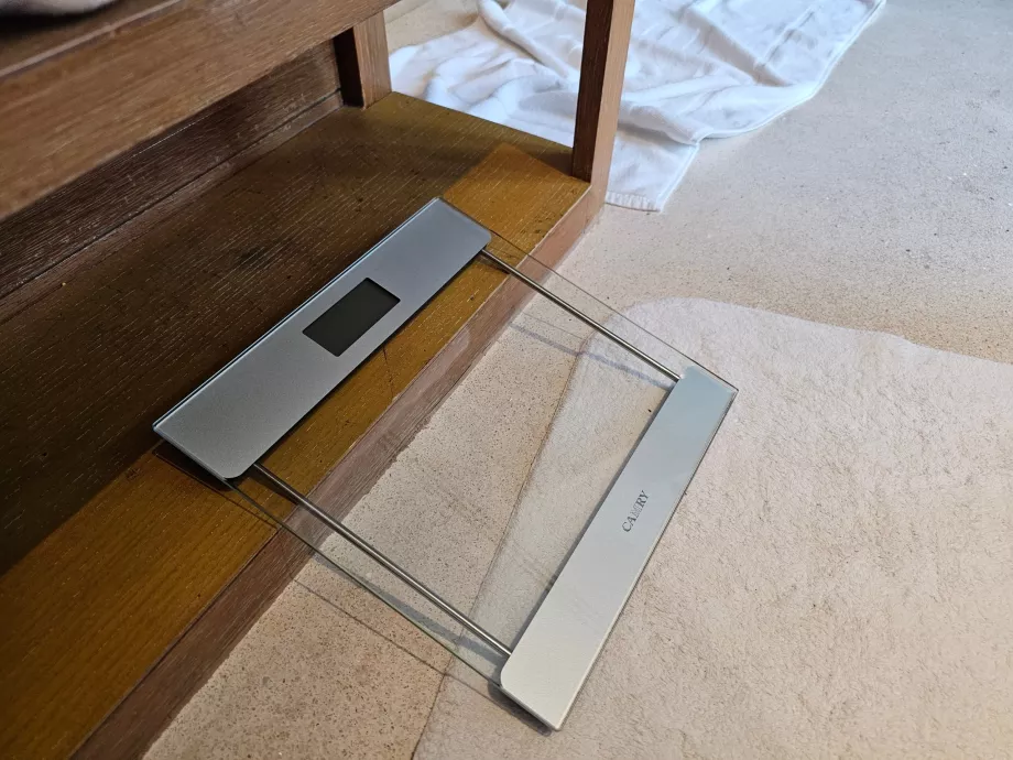 Mászó mérleg a fürdőszobában