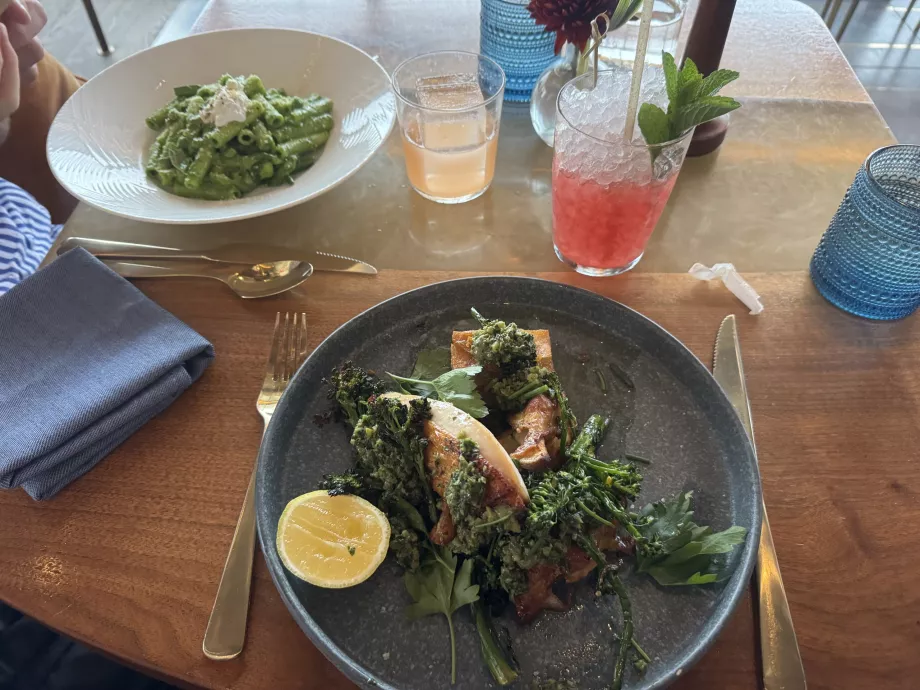 Ételek a Peak étteremben