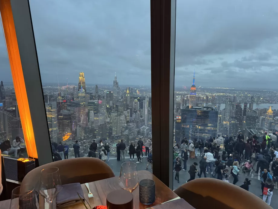 Kilátás a Peak étteremből