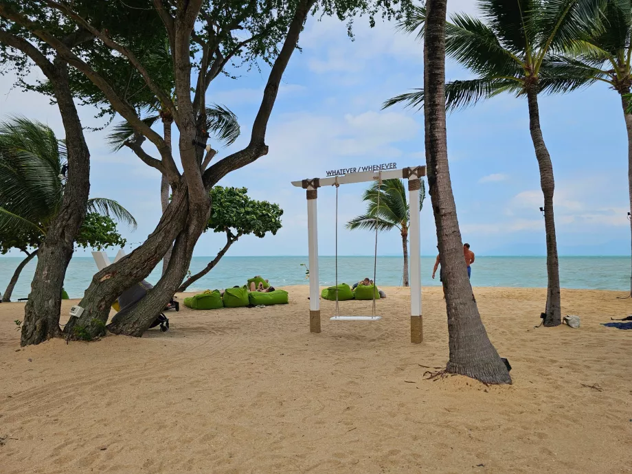 Hintázás a szálloda strandján