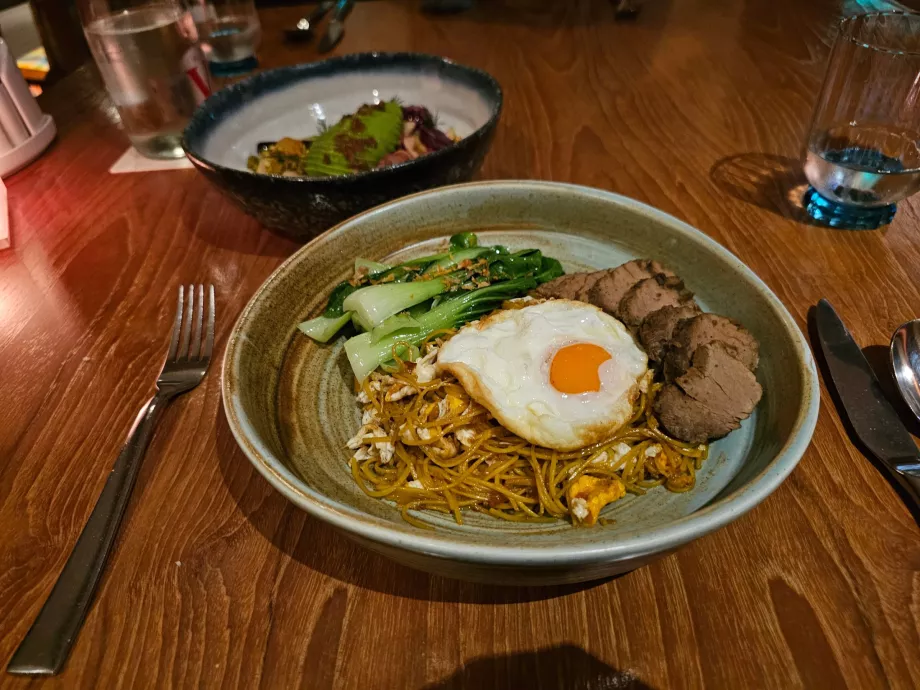 Vacsora a szálloda éttermében