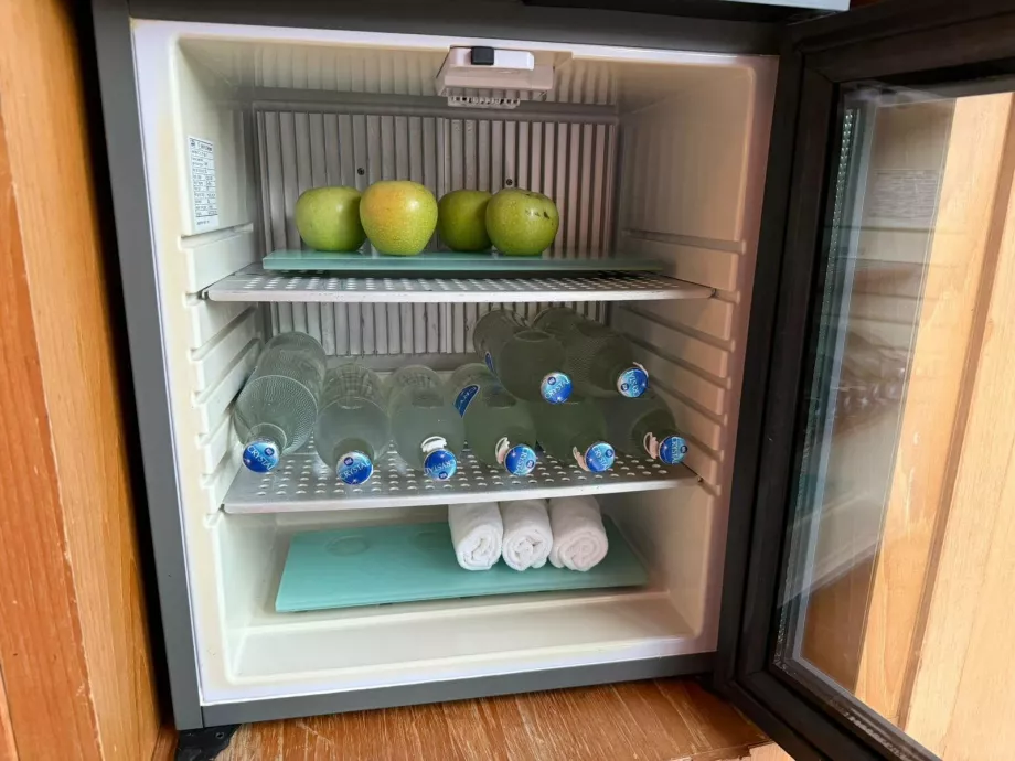 Ingyenes víz, törölköző és alma az edzőteremben