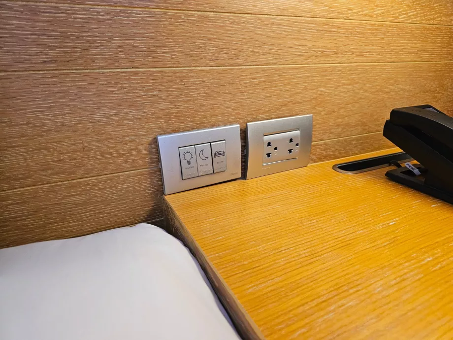 Éjjeliszekrény fiókok