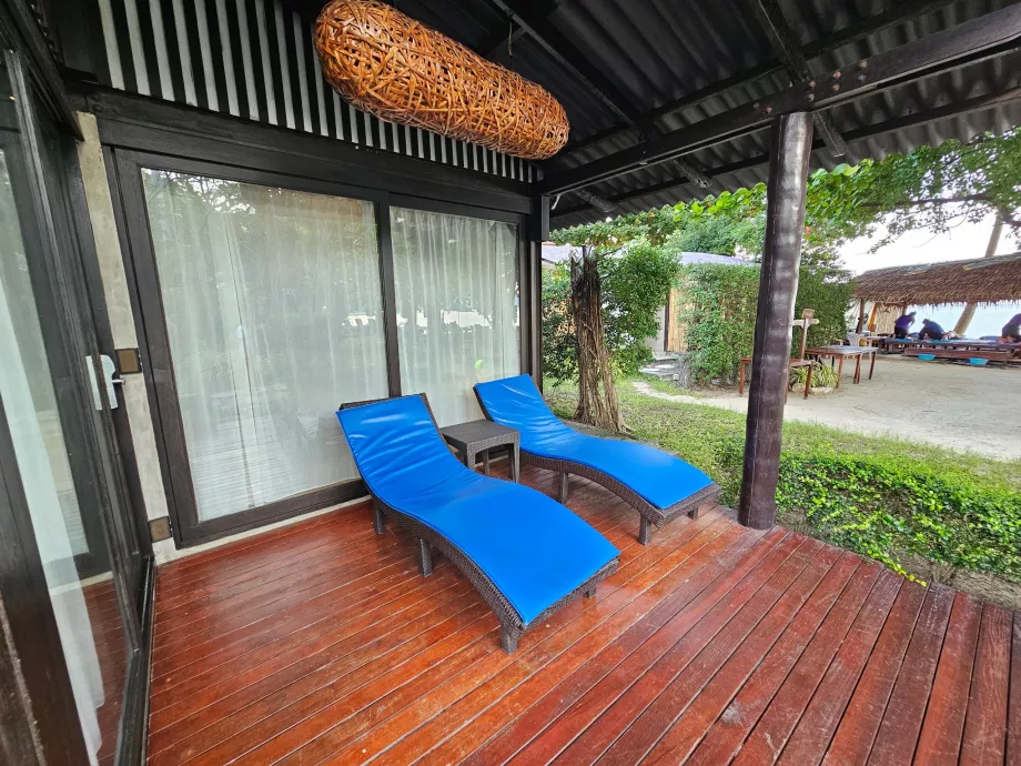 Napozóágyak az egy hálószobás lakosztályunk előtt