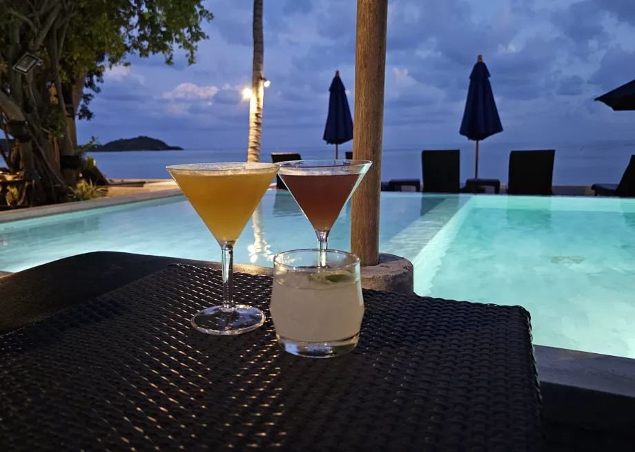 Italok a medencénél