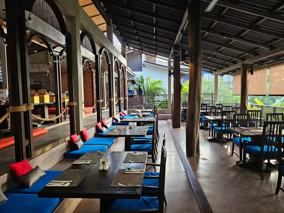 A szálloda étterme reggelit szolgál fel