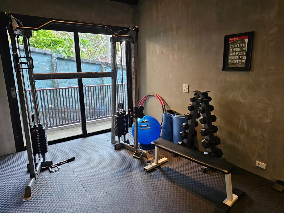 Régi felszereléssel rendelkező edzőterem