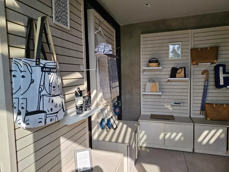 Kis ajándékbolt a recepción