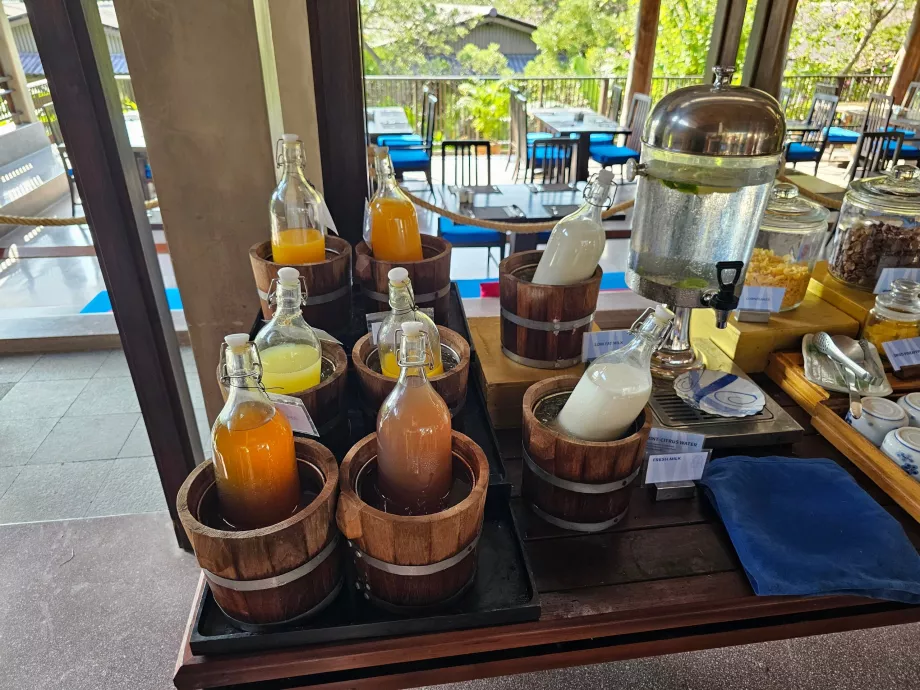 Reggeli - gyümölcslevek, víz és tej