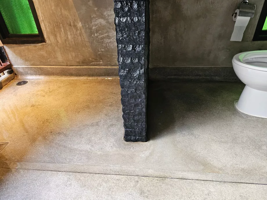 A zuhanyzóból a víz a WC-n folyik le.