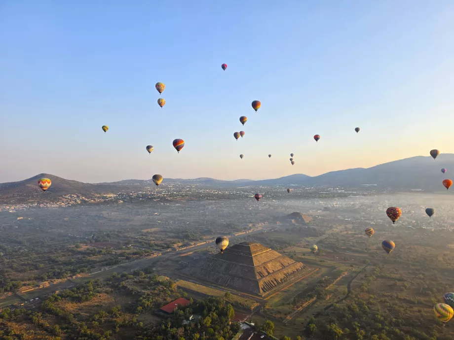 Ballonrepülés a teotihuacáni piramisok felett