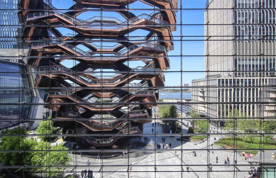 A hajó a The Edge felhőkarcolóból nézve