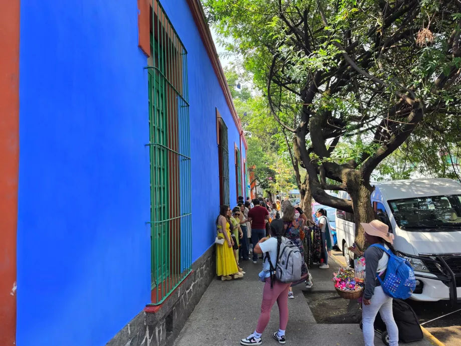 Sorban állás a Frida Kahlo Múzeum előtt