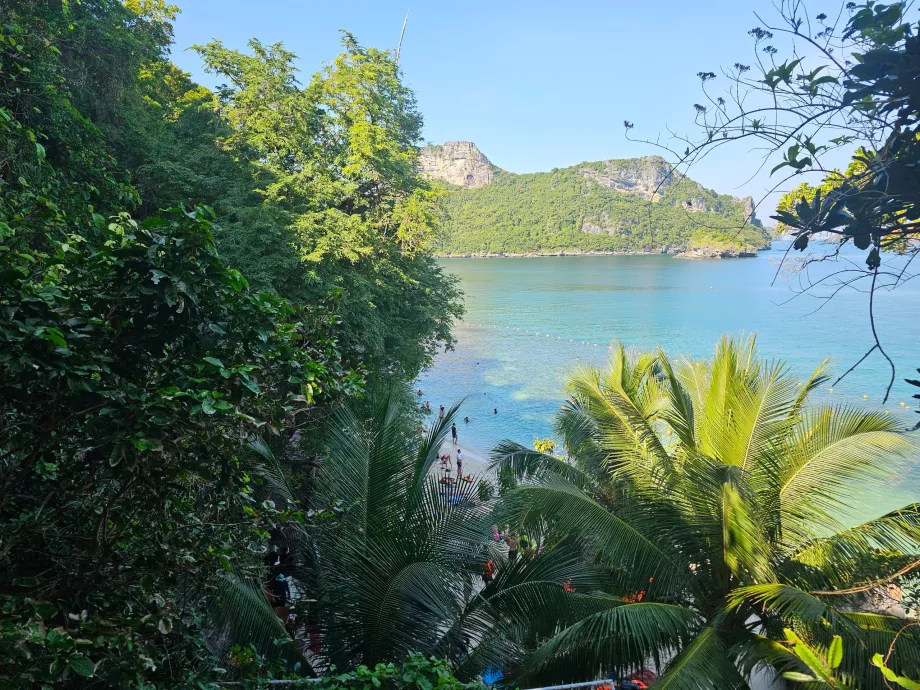 Kilátás a Smaragd-tóhoz vezető úton