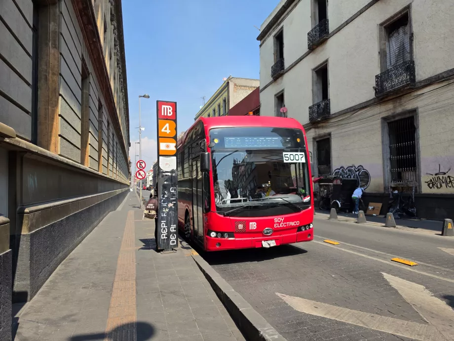 Metrobuszmegálló a történelmi központban