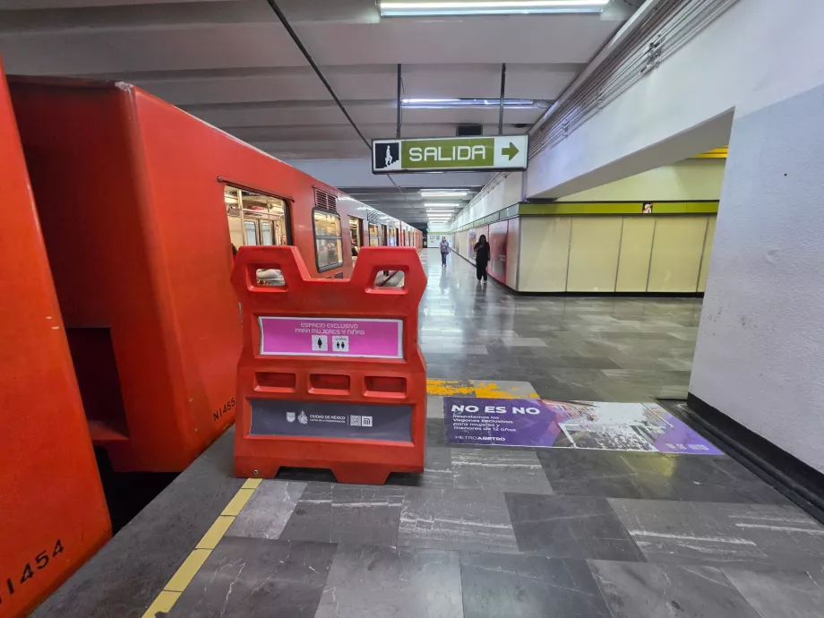 A platform csak nőknek és gyerekeknek szóló része