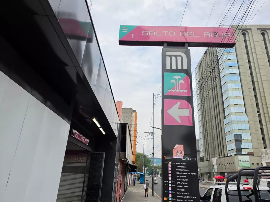 A metróállomás bejáratának jelölése