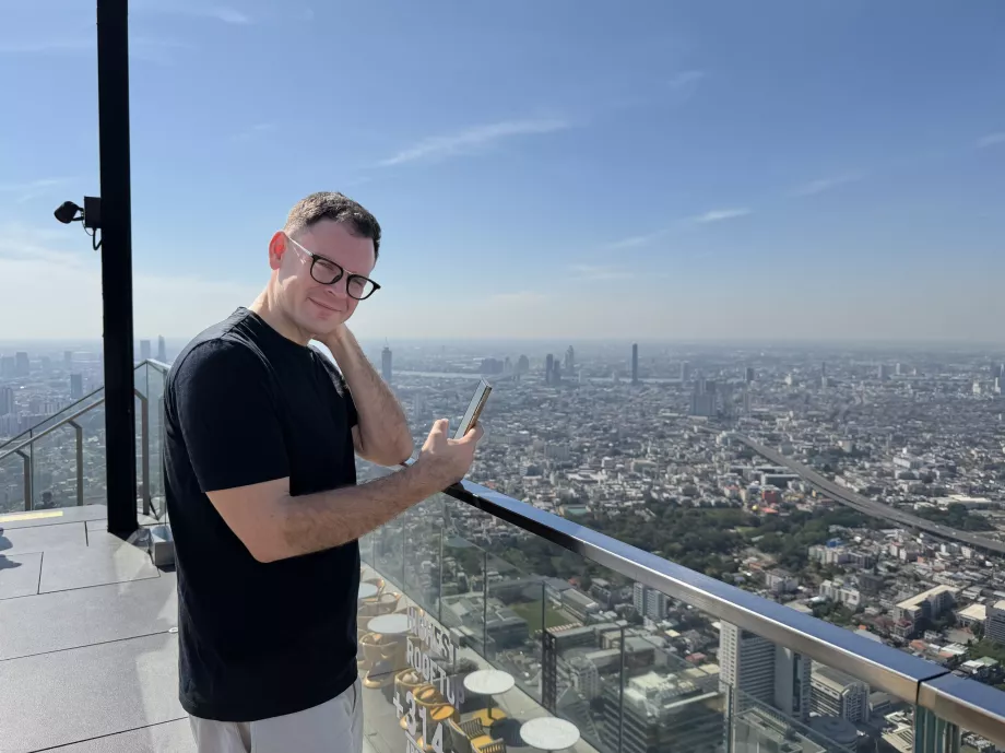King Power Mahanakhon - én a kilátás (kellemetlen nap a szemében)