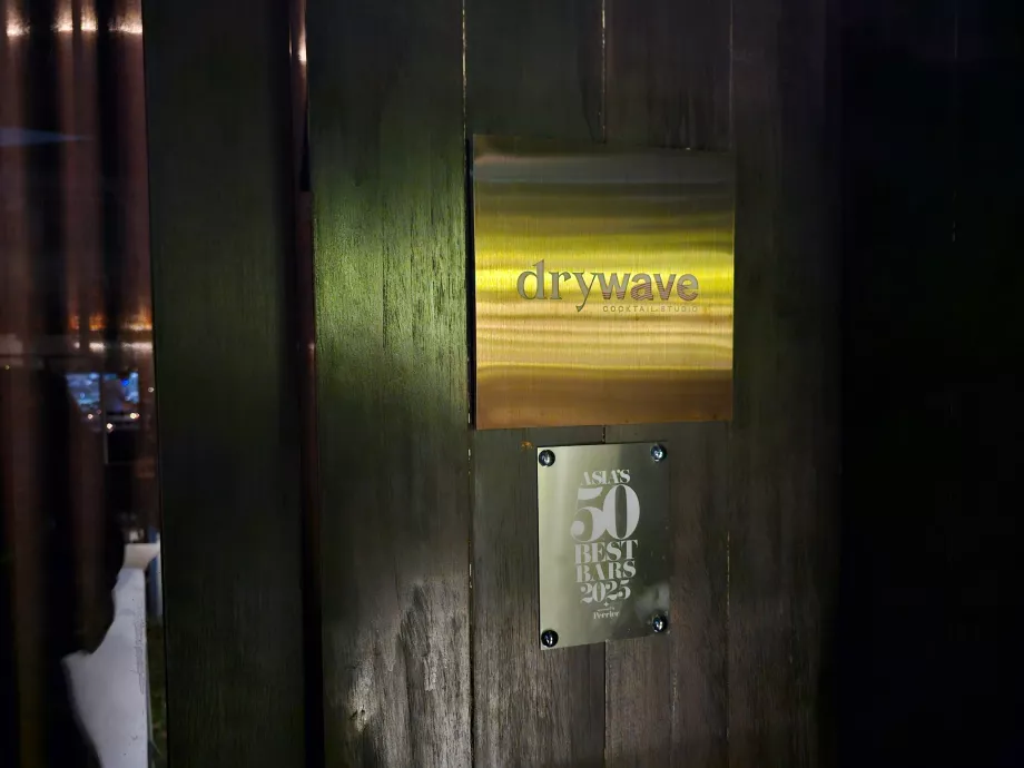 Dry Wave Cocktail Studio - bejárat