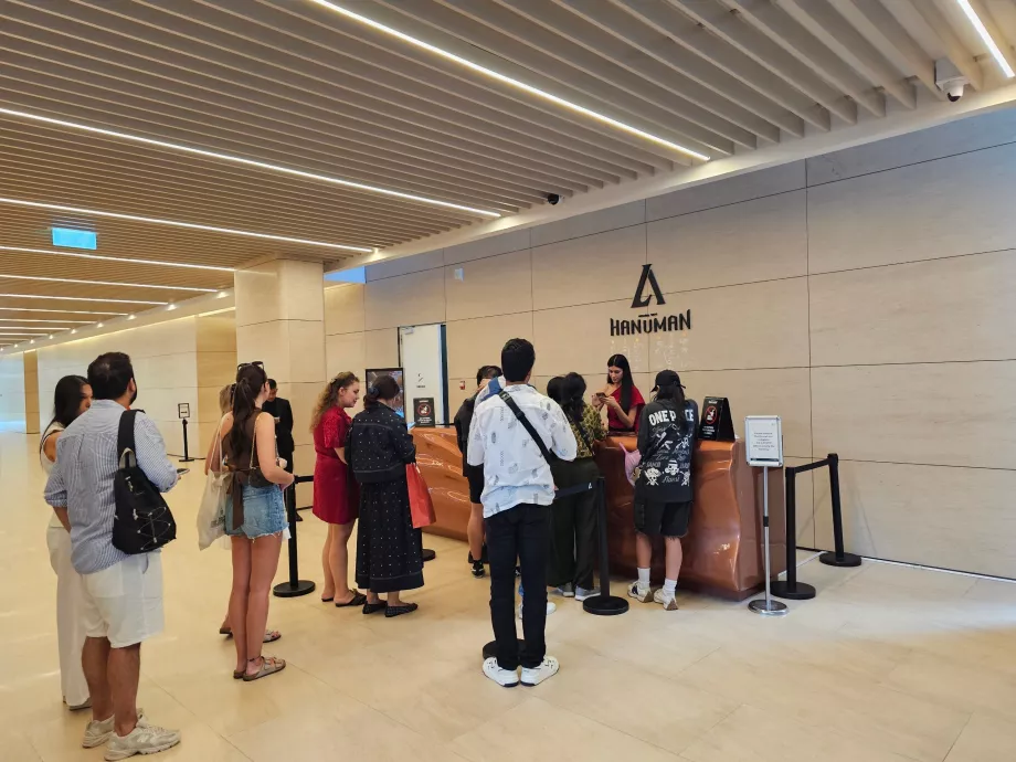 Akara Sky Hanuman - Fogadás az alagsorban