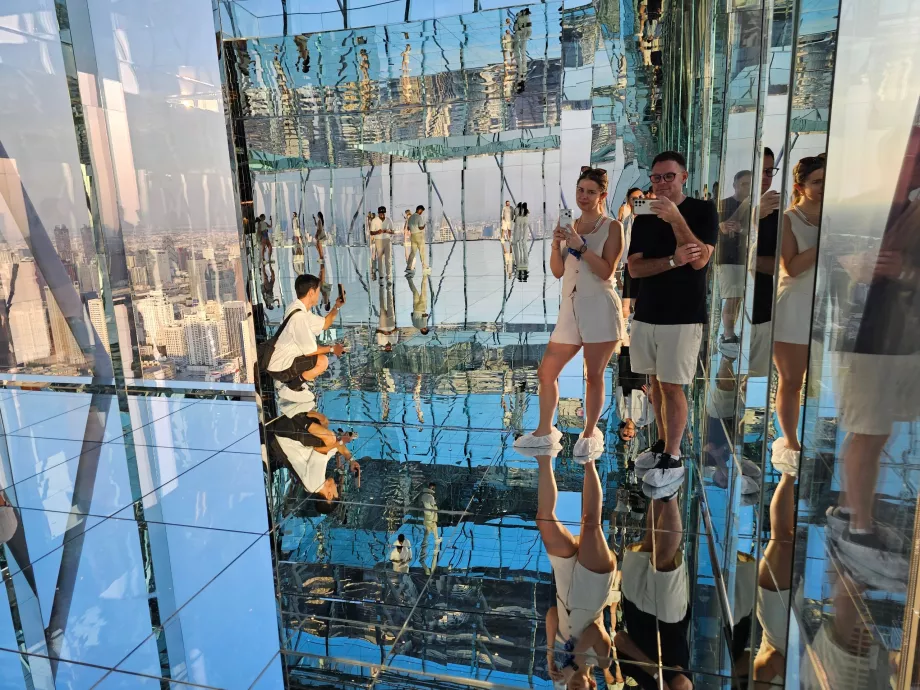 Akara Sky Hanuman - Mi vagyunk a szobában Bangkok Reflection