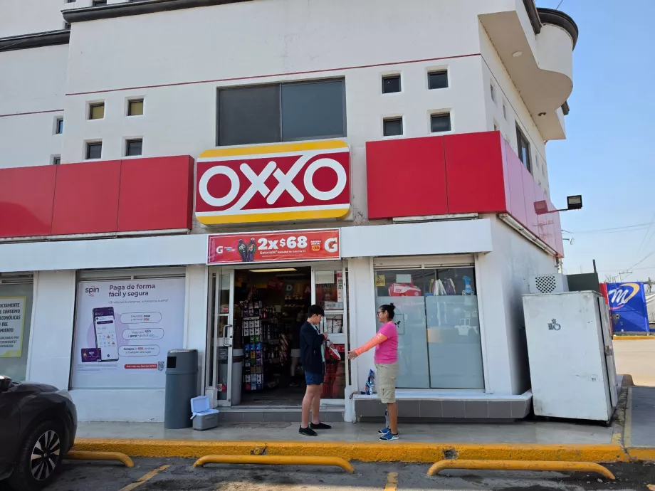 Szemben az Oxxo minipiac.