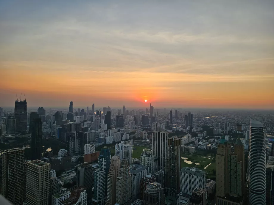 Naplemente az Akara Sky Hanumanról