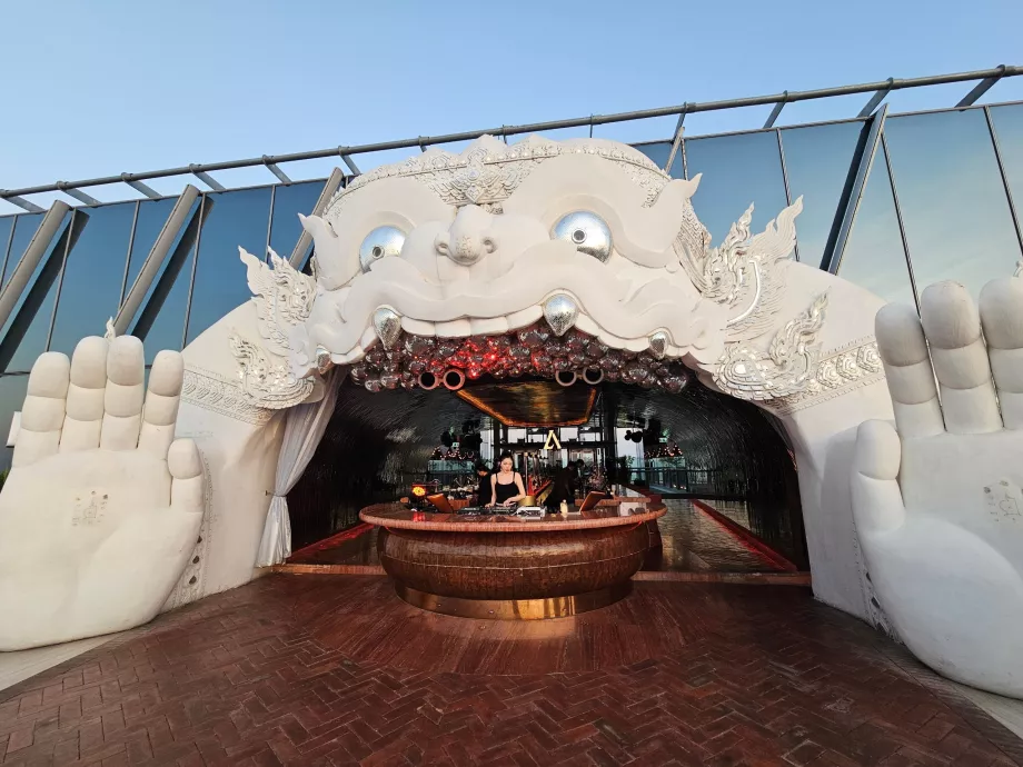 Akara Sky Hanuman - a terasz ikonikus bejárata