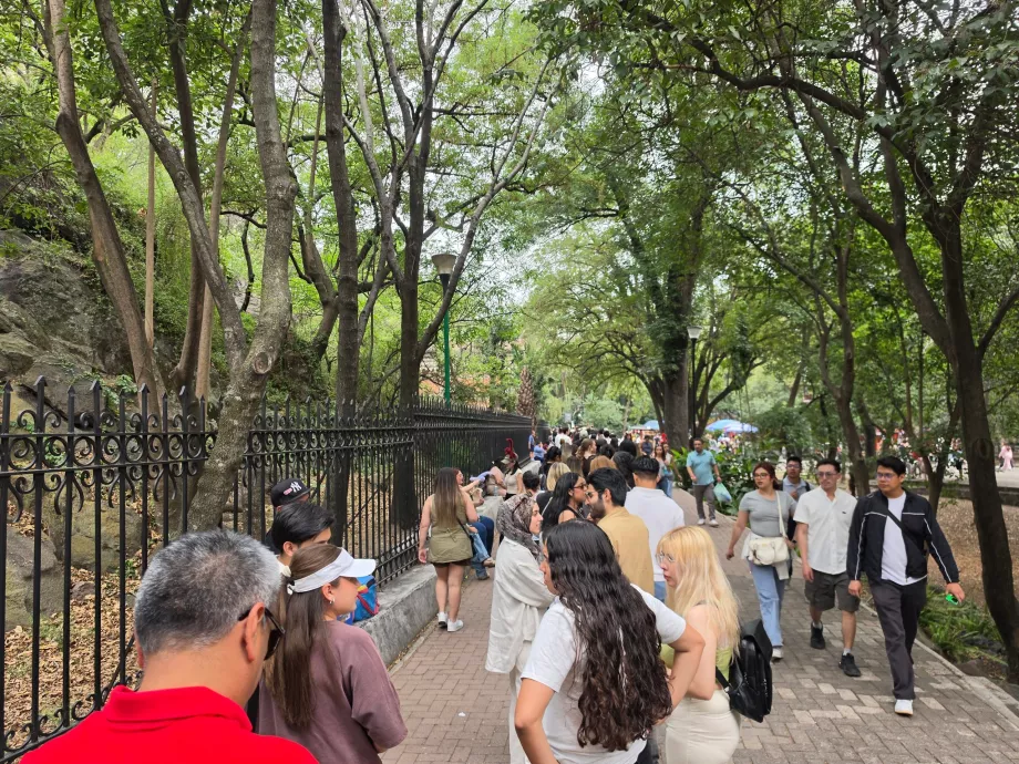 Chapultepec kastély, sorban állás a bejáratnál