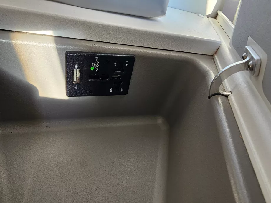 Aljzat és USB csatlakozó