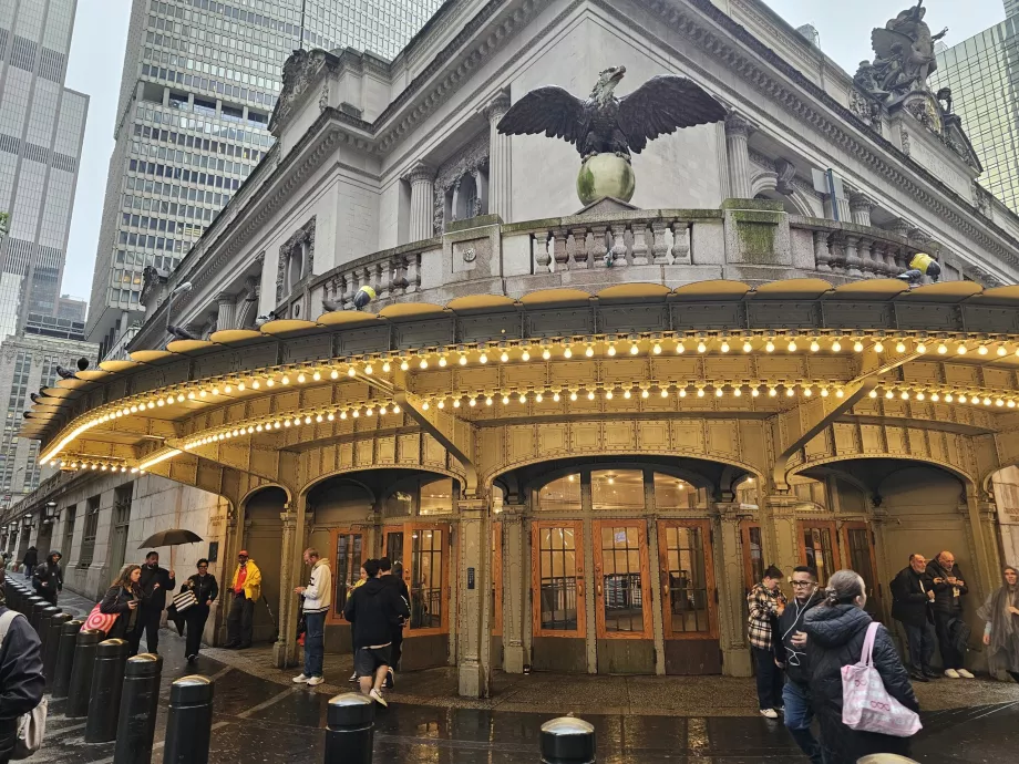 Sas szobor a bejárat felett