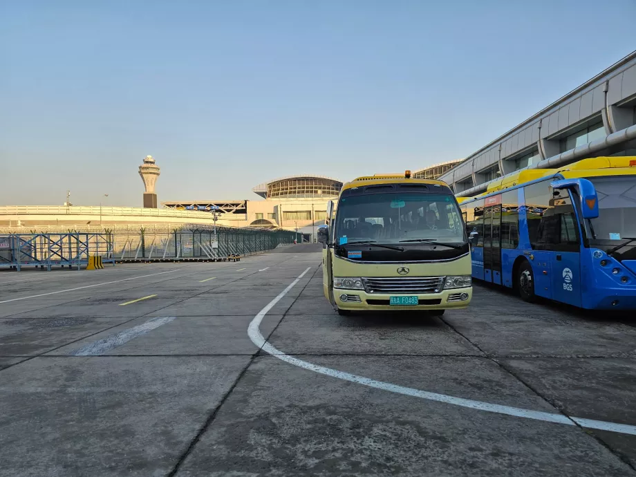 Buszos transzfer a repülőgéphez