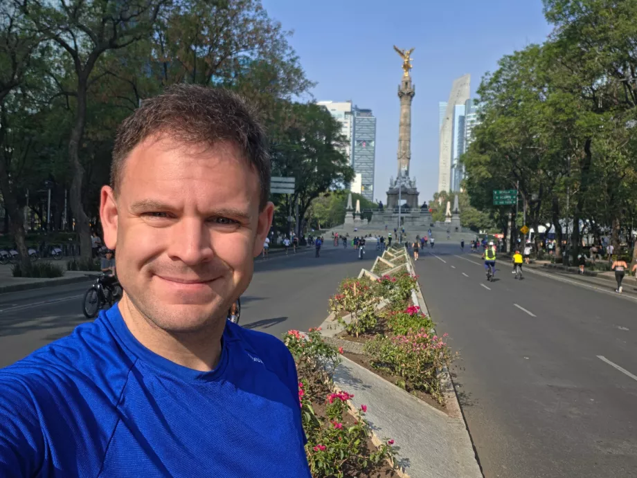 Én vasárnap reggel a Reforma utcán futok