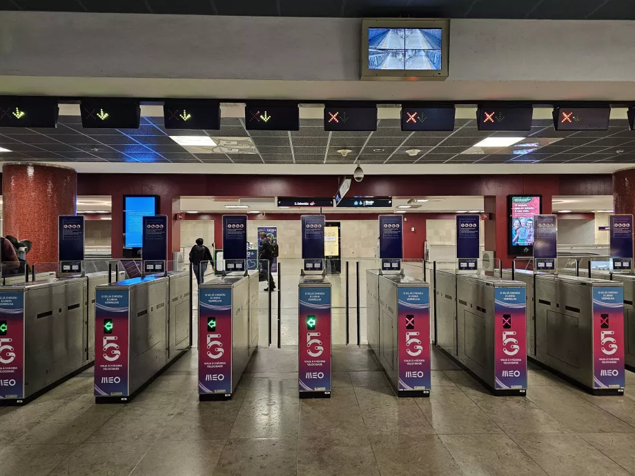 A metróállomásra való belépéshez szükséges forgóajtók