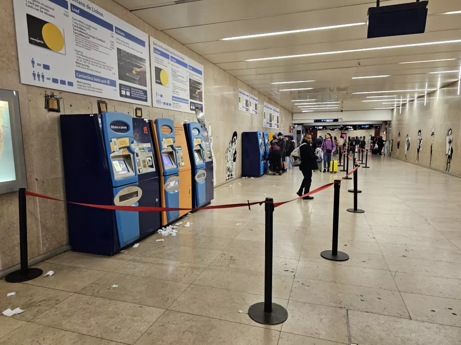 Jegykiadó automaták a metróban (buszokra és villamosokra is érvényes)