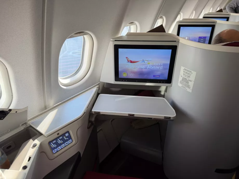 Asztal és képernyő