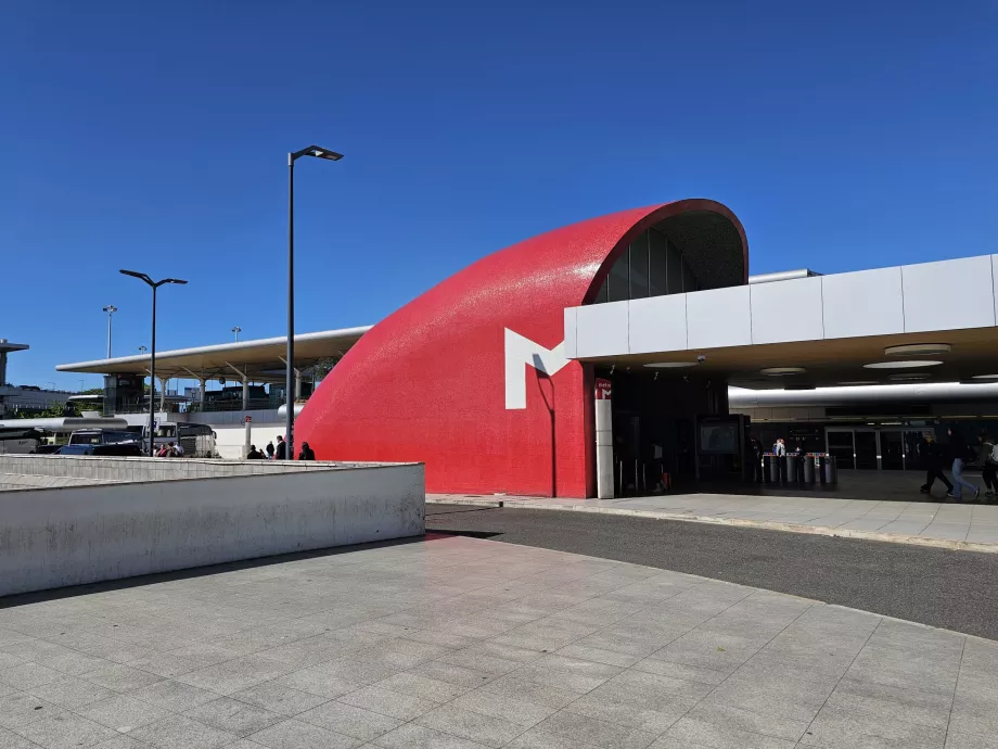 Metróállomás az 1-es terminál előtt