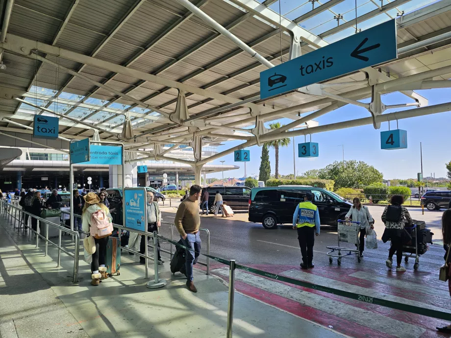 Taxiállomás az 1-es terminál előtt