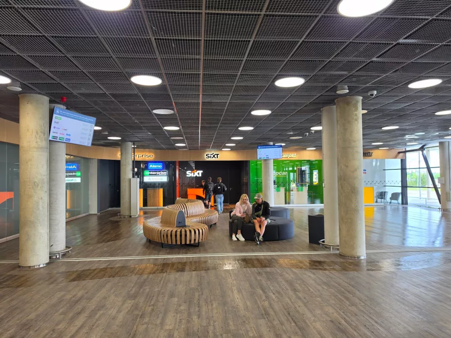 Autókölcsönző cégek az érkezési csarnokban