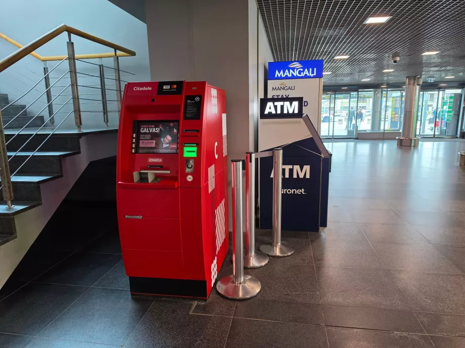 Pénzkiadó automaták az érkezési csarnokban