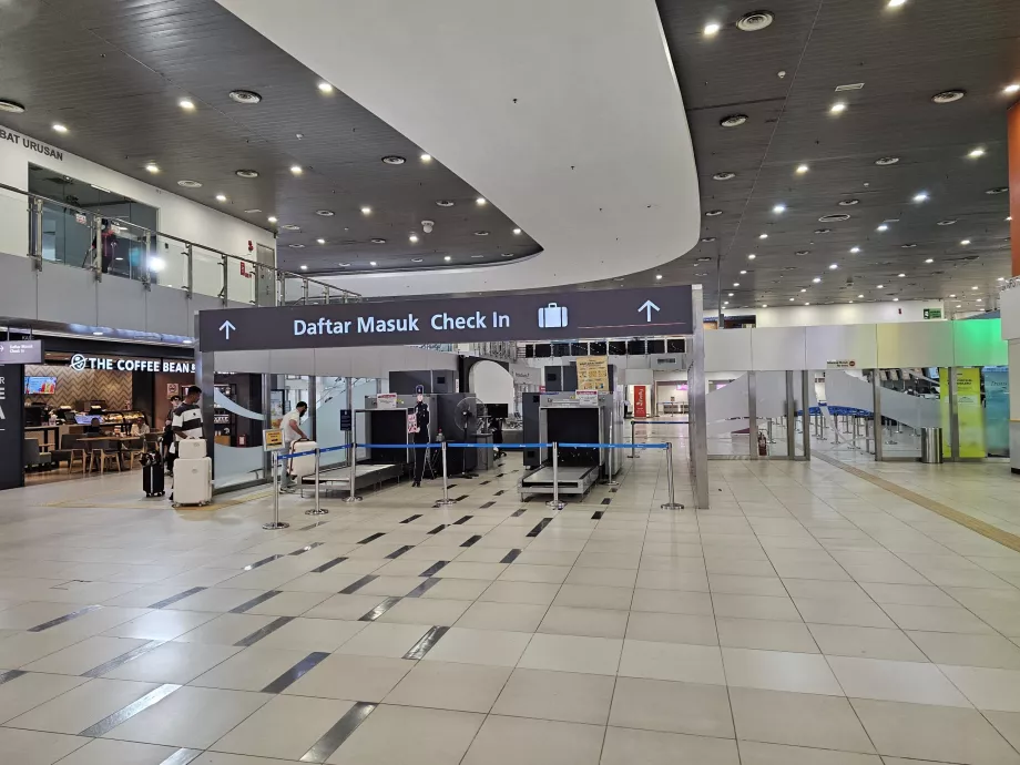Biztonsági ellenőrzés a check-in pultoknál