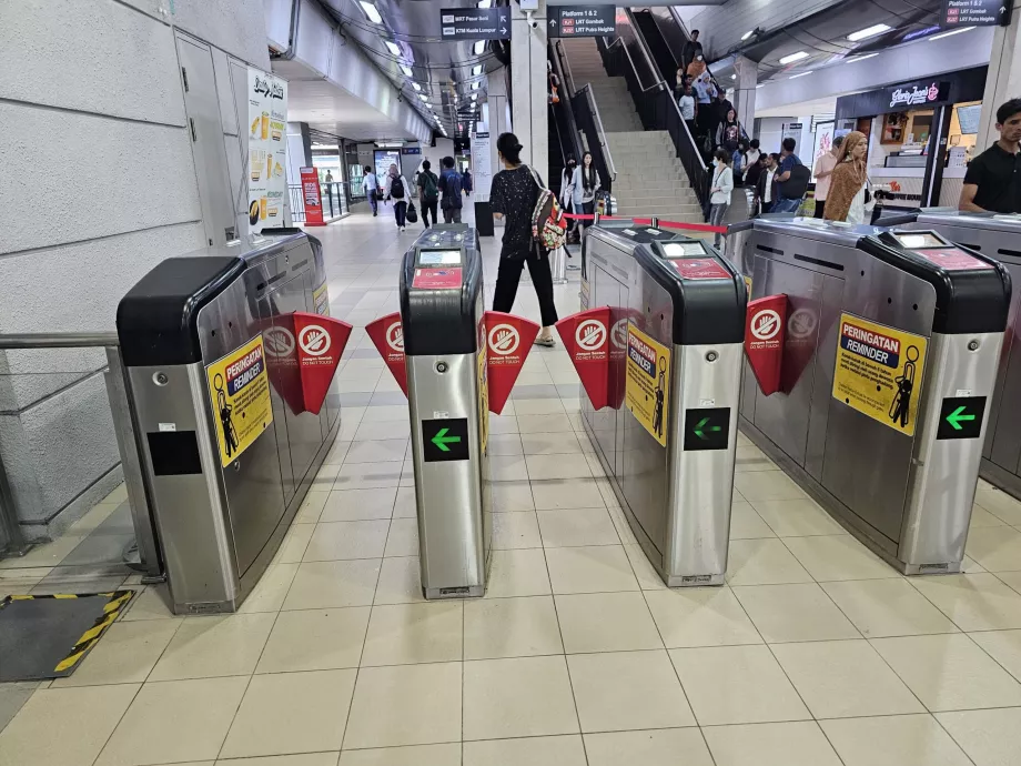 Fordítókapuk a metró bejáratánál