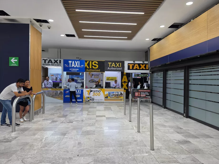 Taxiállomások az érkezési csarnokban