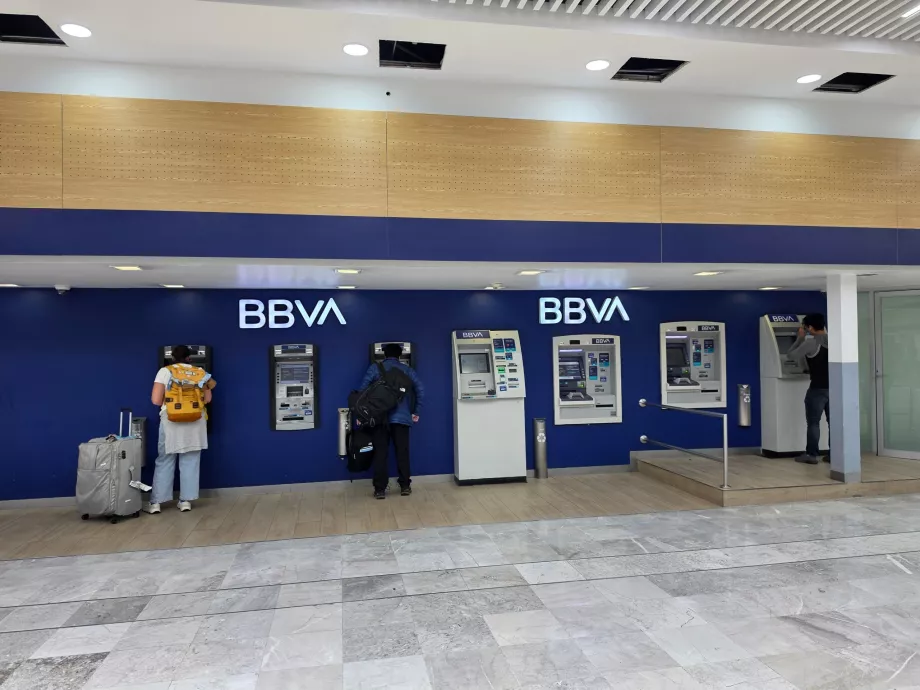 Pénzkiadó automaták az érkezési csarnokban