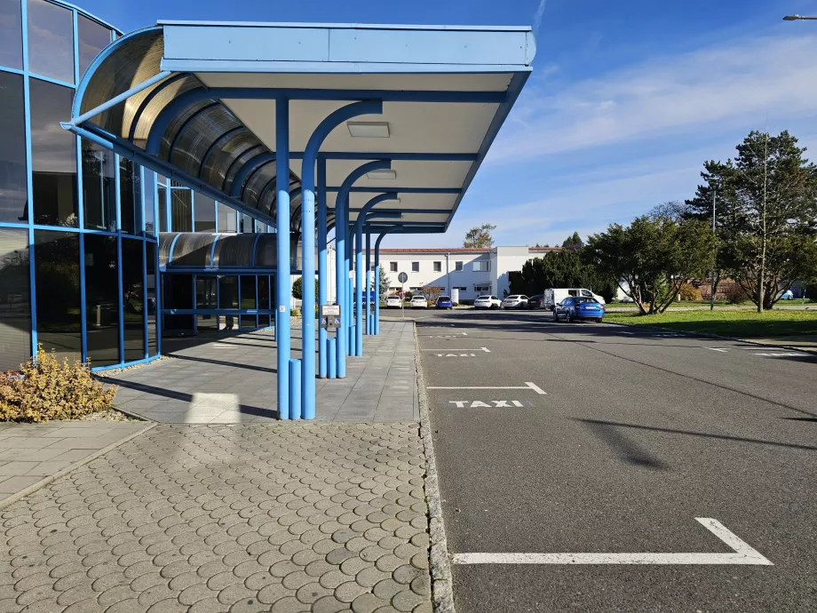 Taxiállomás az érkezési csarnok előtt