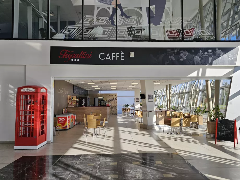 Kávézó a nyilvános területen